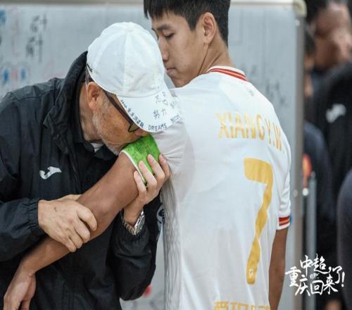 铁血丹心！40岁重庆老妖泪奔，向余望不走了！国安收三杰有优先权